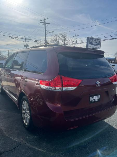 Toyota Sienna XLE AWD 7-Passenger V6 2012