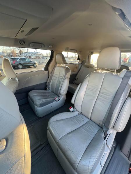 Toyota Sienna XLE AWD 7-Passenger V6 2012