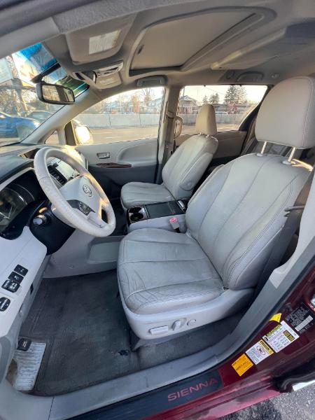 Toyota Sienna XLE AWD 7-Passenger V6 2012