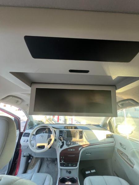 Toyota Sienna XLE AWD 7-Passenger V6 2012