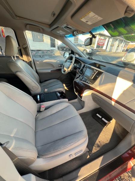 Toyota Sienna XLE AWD 7-Passenger V6 2012
