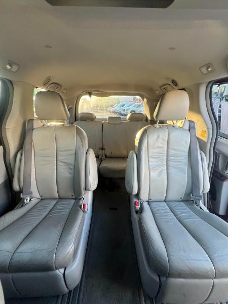 Toyota Sienna XLE AWD 7-Passenger V6 2012