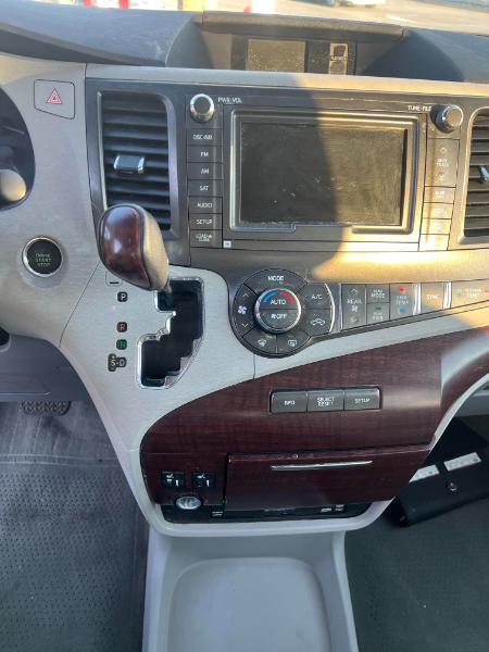 Toyota Sienna XLE AWD 7-Passenger V6 2012