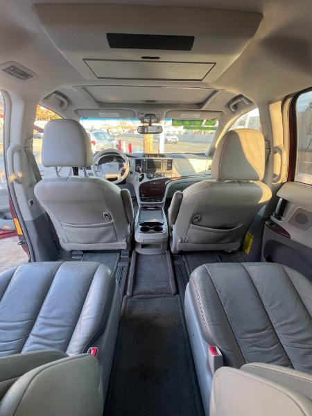 Toyota Sienna XLE AWD 7-Passenger V6 2012