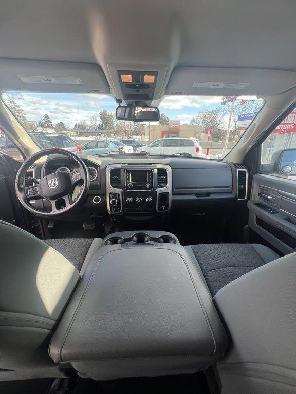 RAM 1500 SLT Quad Cab 4WD 2015