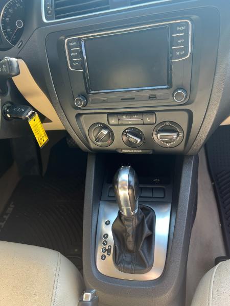 Volkswagen JETTA SE  2012