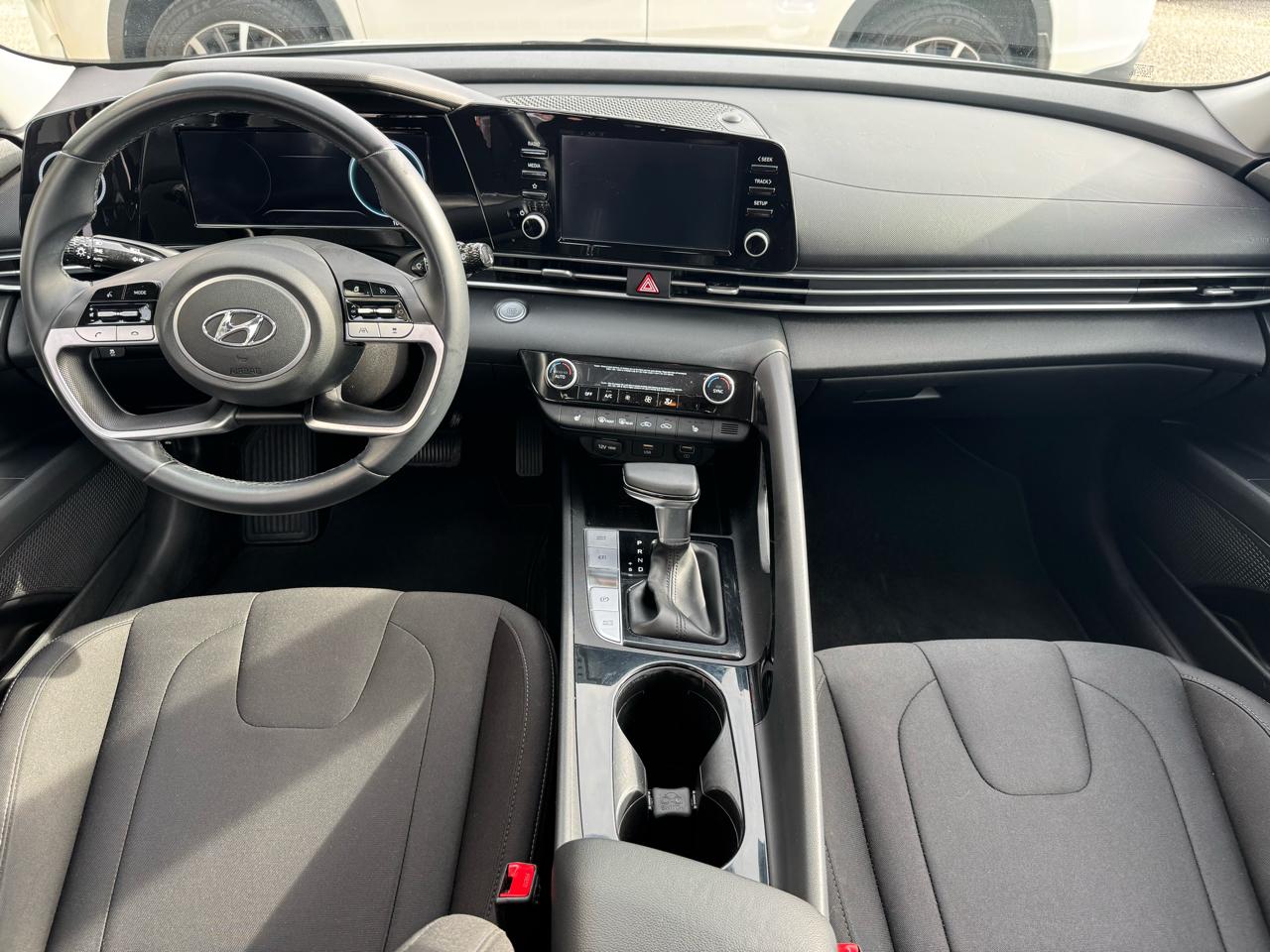 Hyundai Elantra  2021