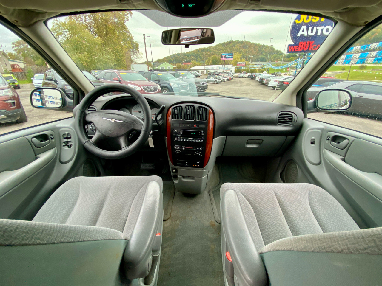 Chrysler Town & Country 4dr SWB FWD 2005 Chrysler Town & Country 4dr SWB FWD 2005