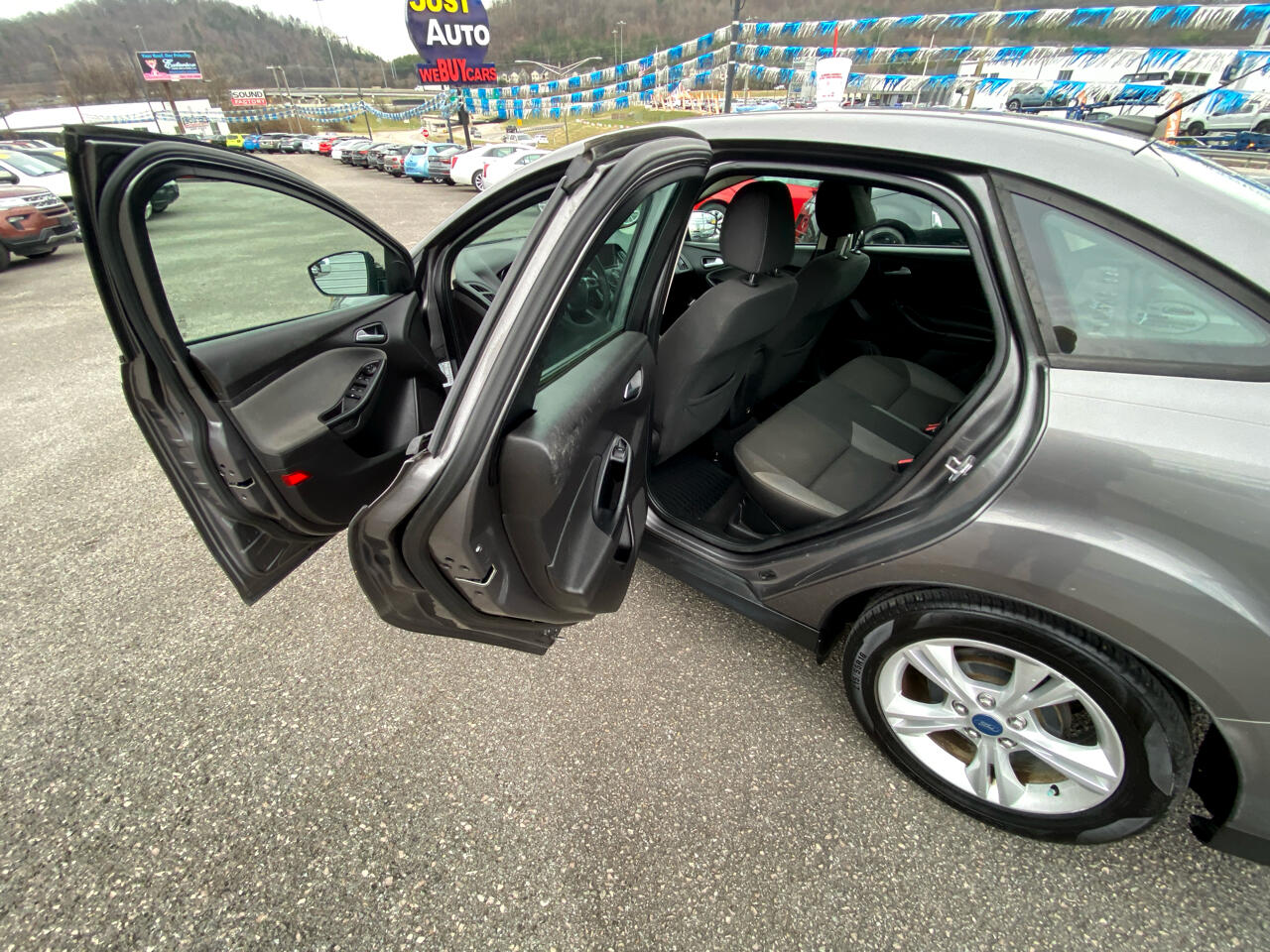 Ford Focus 4dr Sdn SE 2013