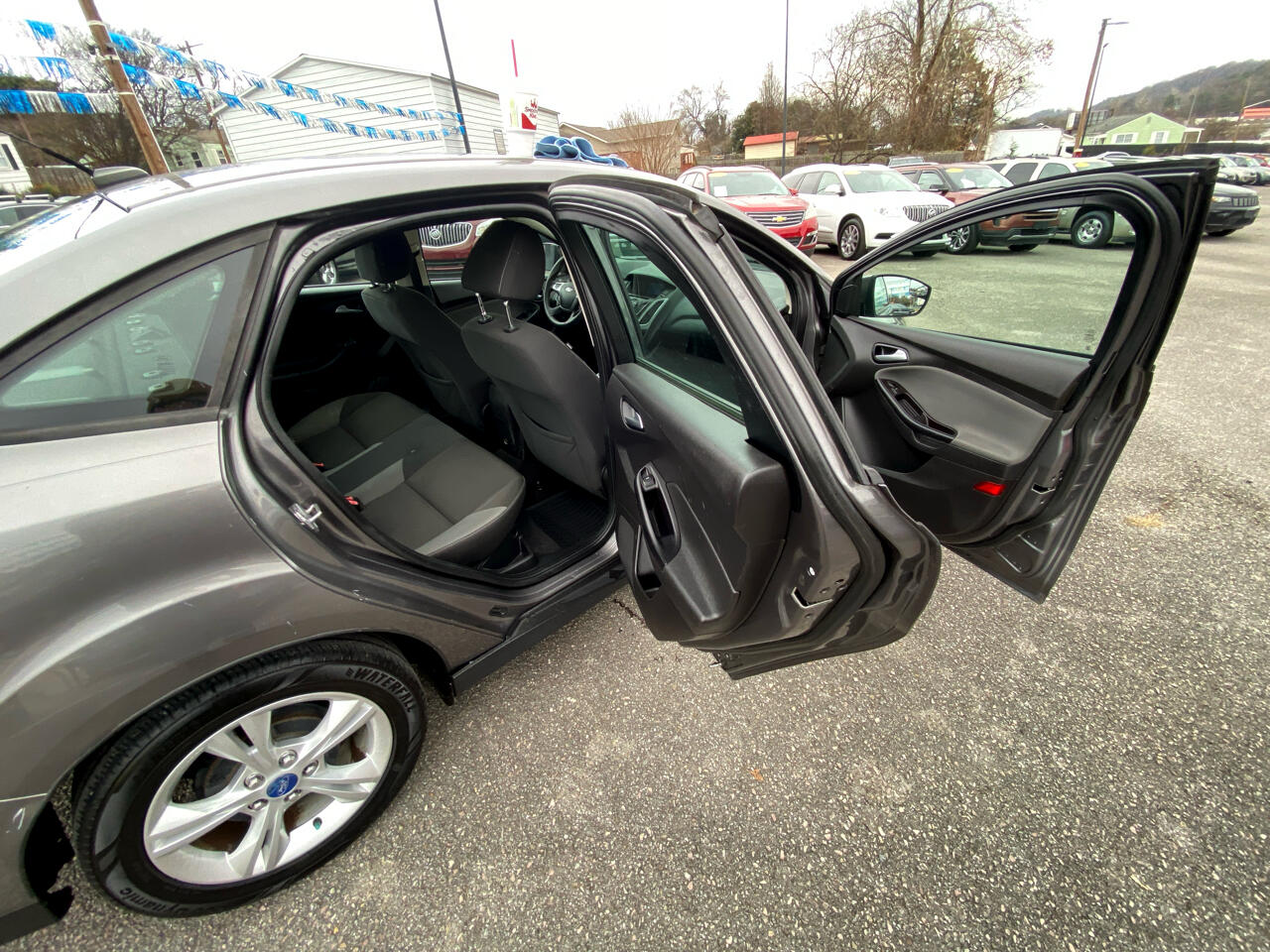 Ford Focus 4dr Sdn SE 2013