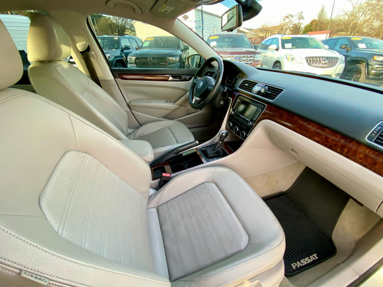 Volkswagen Passat 4dr Sdn 2.5L Auto SEL 2012