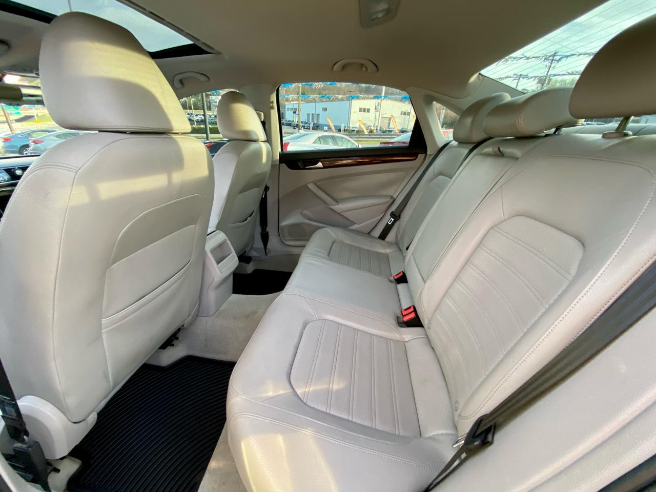 Volkswagen Passat 4dr Sdn 2.5L Auto SEL 2012