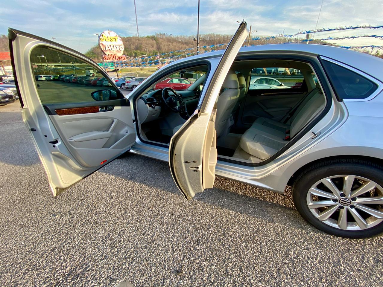 Volkswagen Passat 4dr Sdn 2.5L Auto SEL 2012