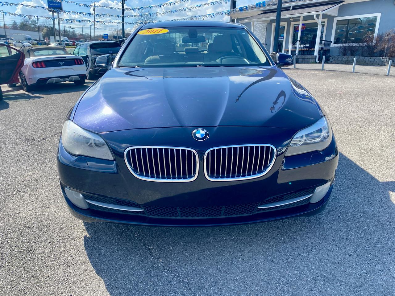 BMW 5 Series 4dr Sdn 528i RWD 2011