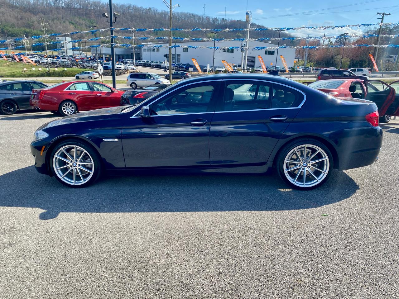 BMW 5 Series 4dr Sdn 528i RWD 2011