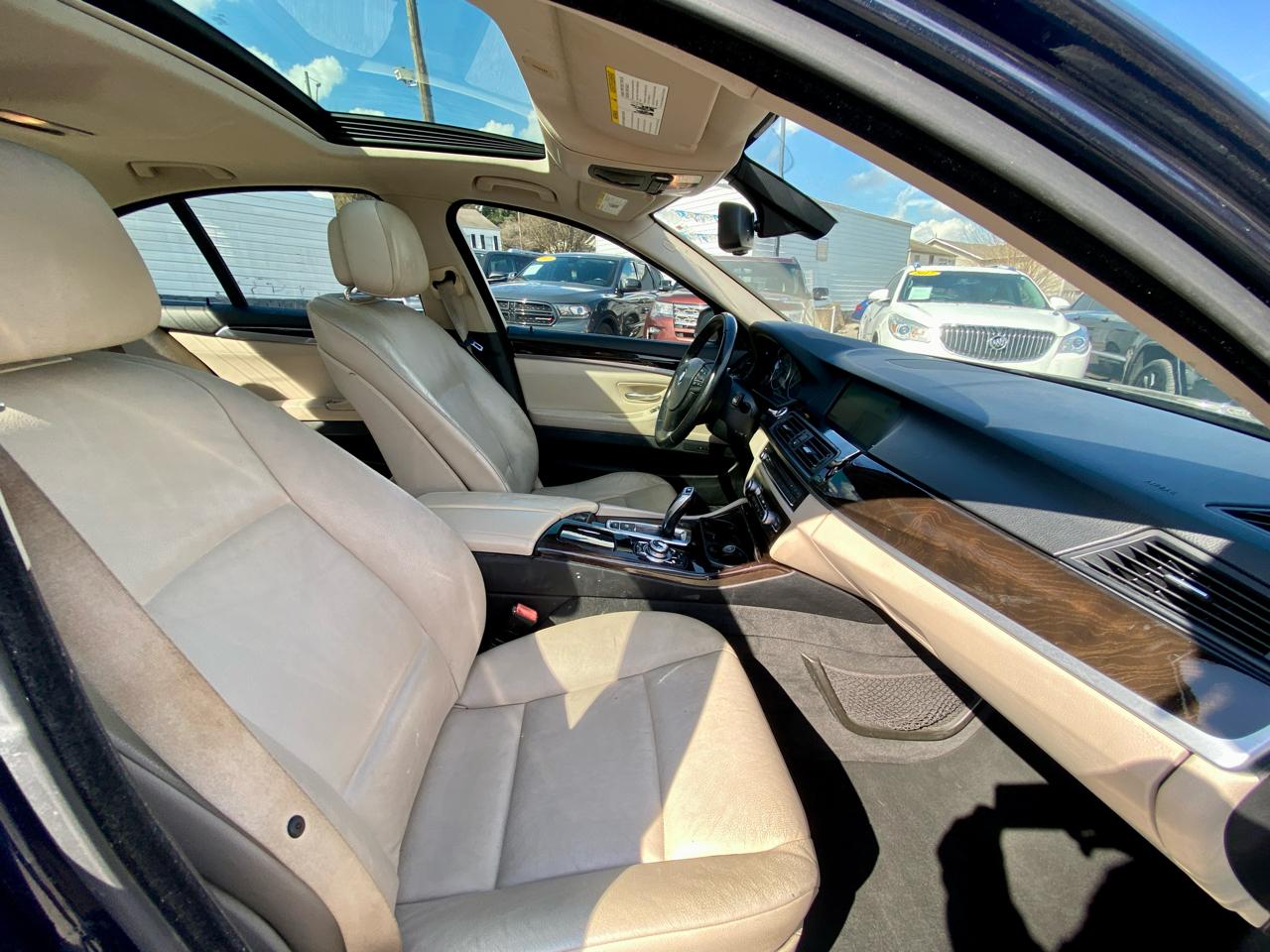 BMW 5 Series 4dr Sdn 528i RWD 2011