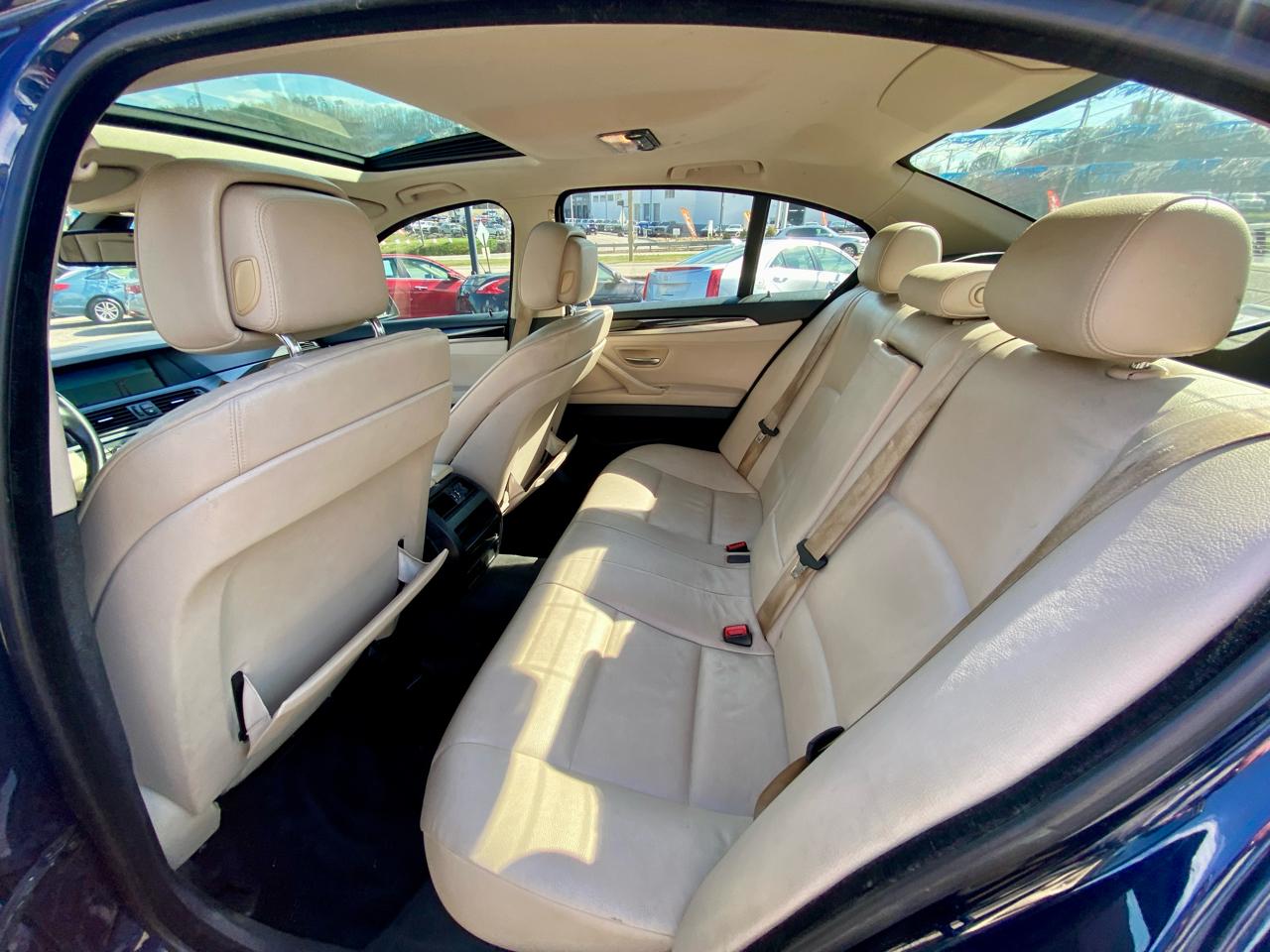 BMW 5 Series 4dr Sdn 528i RWD 2011