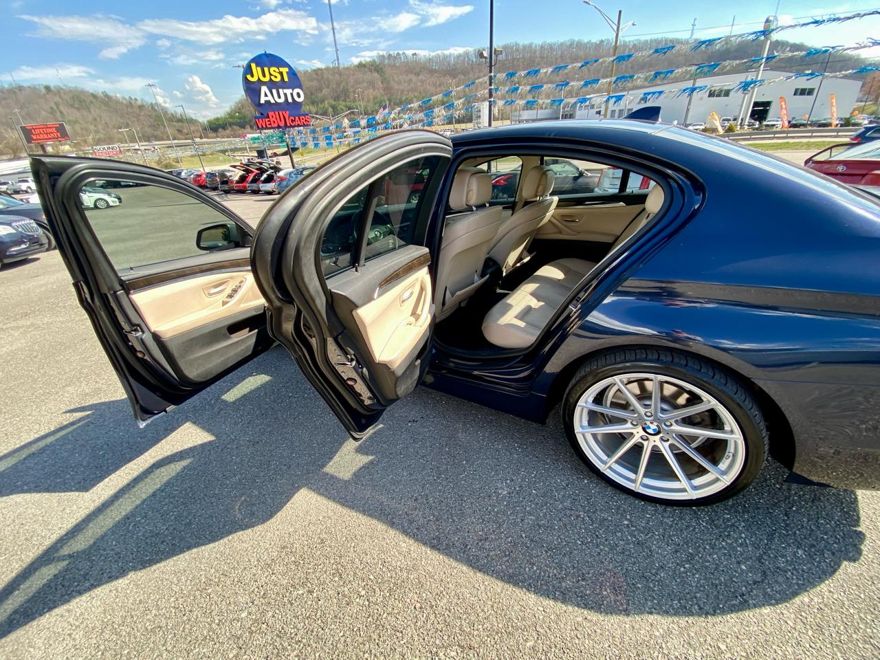 BMW 5 Series 4dr Sdn 528i RWD 2011