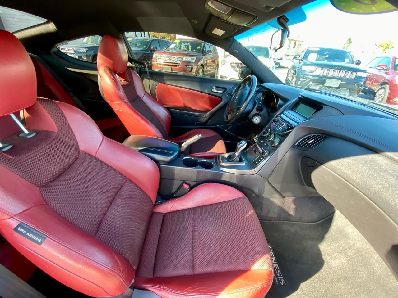 Hyundai Genesis Coupe 2dr V6 3.8L Man R-Spec 2013