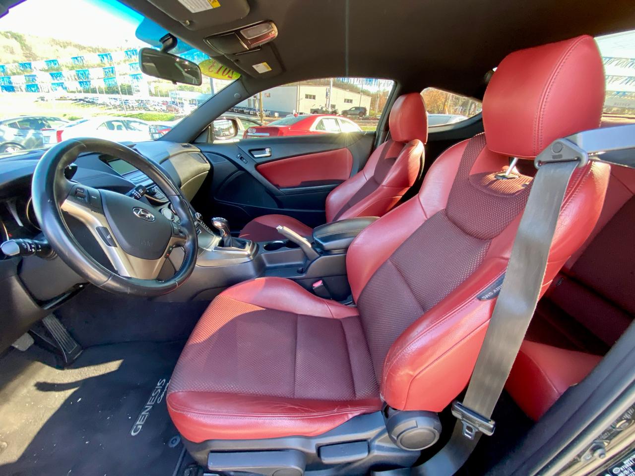 Hyundai Genesis Coupe 2dr V6 3.8L Man R-Spec 2013