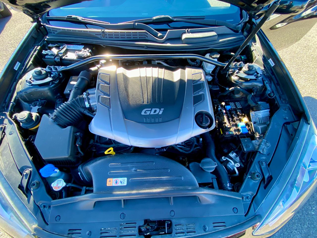 Hyundai Genesis Coupe 2dr V6 3.8L Man R-Spec 2013