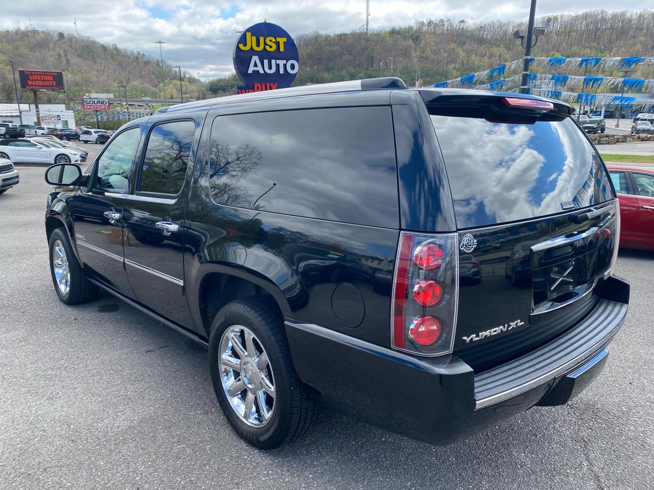 GMC Yukon XL AWD 4dr 1500 Denali 2013