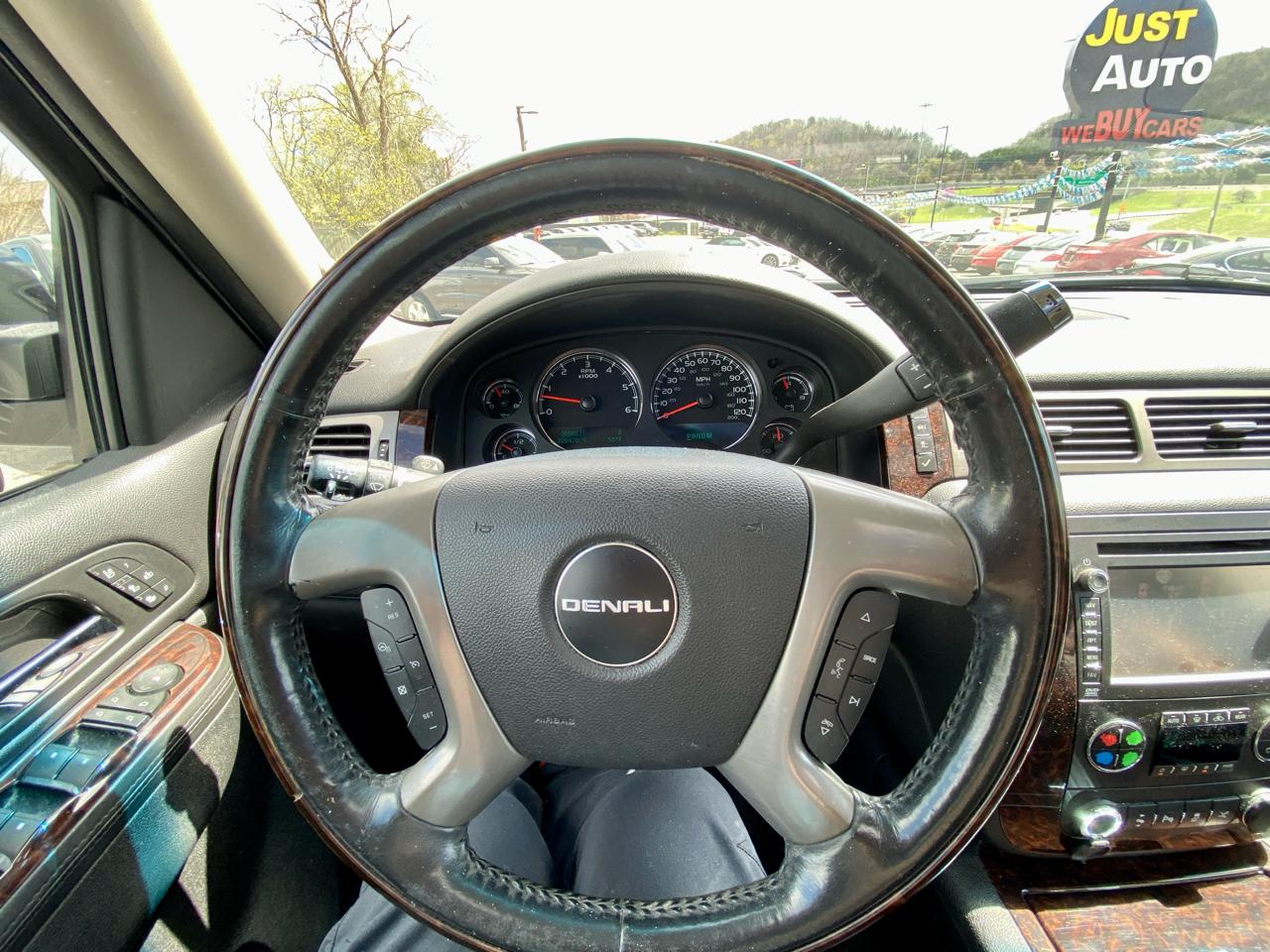 GMC Yukon XL AWD 4dr 1500 Denali 2013