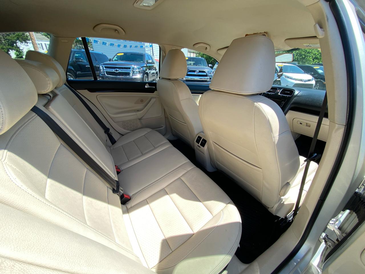 Volkswagen Jetta SportWagen 4dr DSG TDI 2011