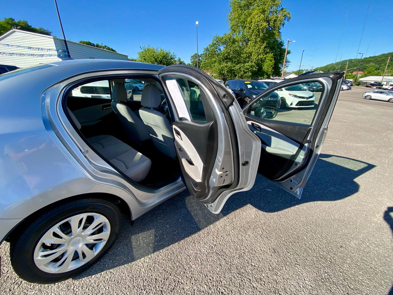 Toyota Yaris Sedan XLE Auto (Natl) 2019