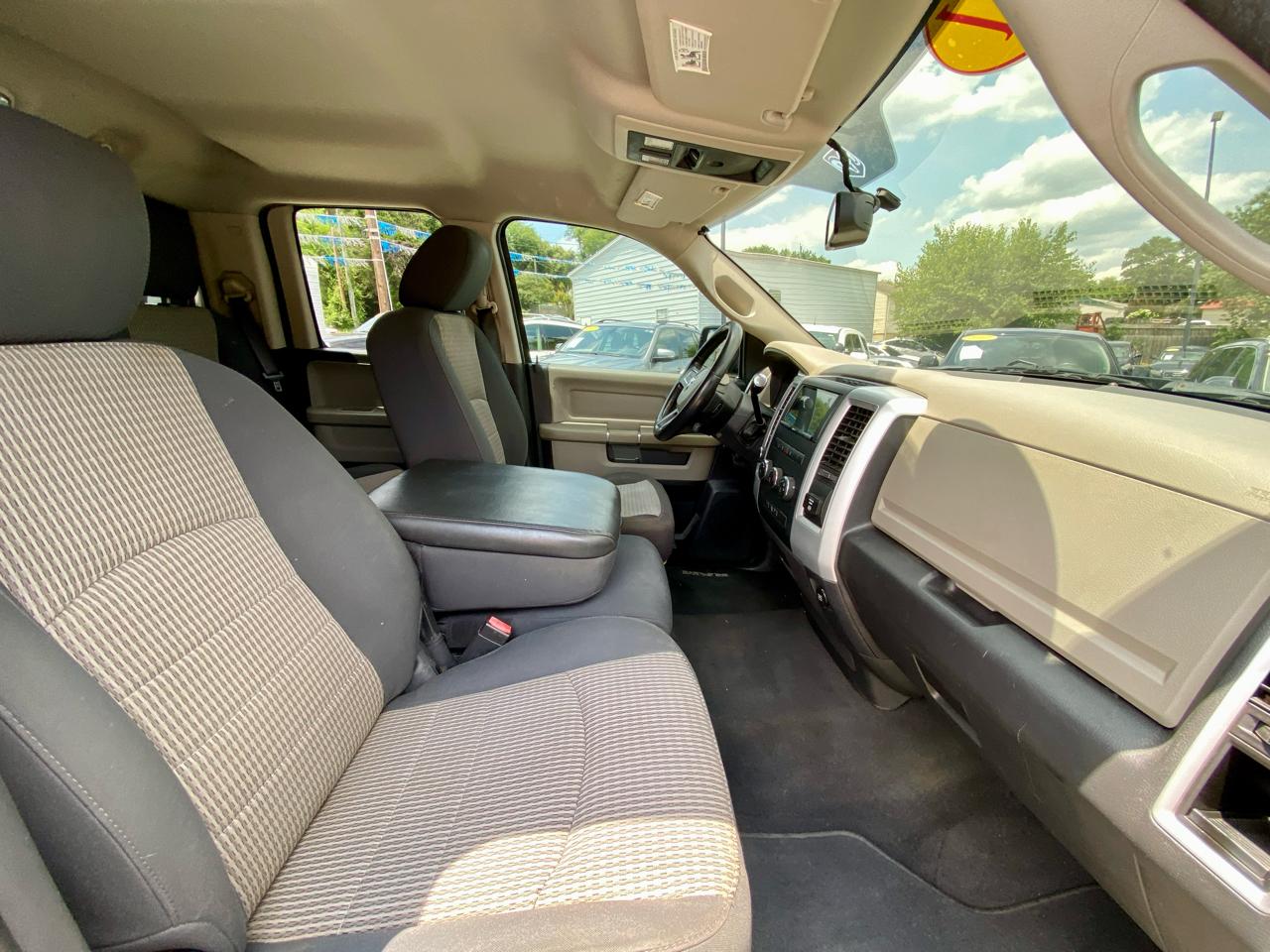 RAM 1500 4WD Quad Cab 140.5" Big Horn 2011