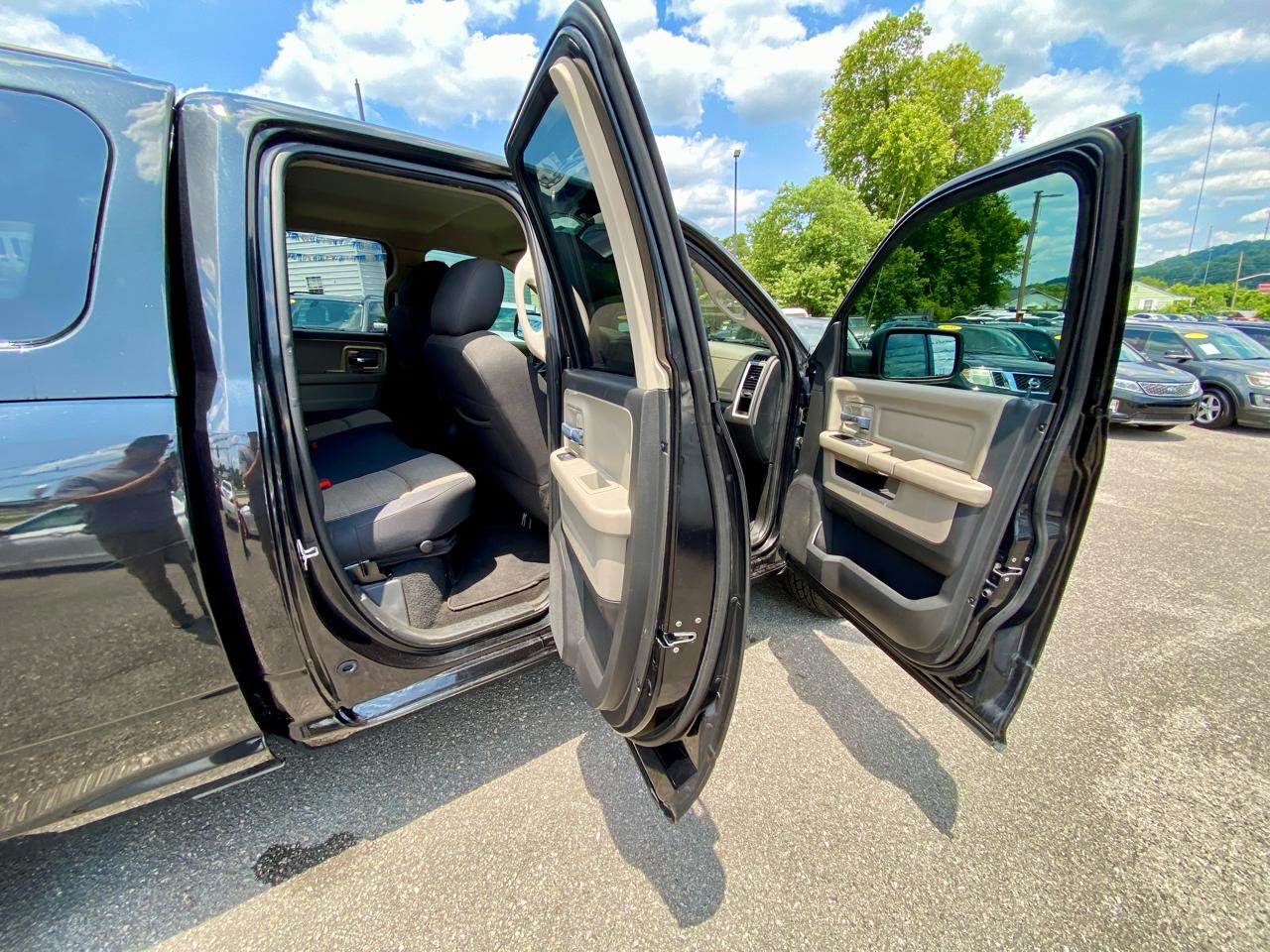 RAM 1500 4WD Quad Cab 140.5" Big Horn 2011