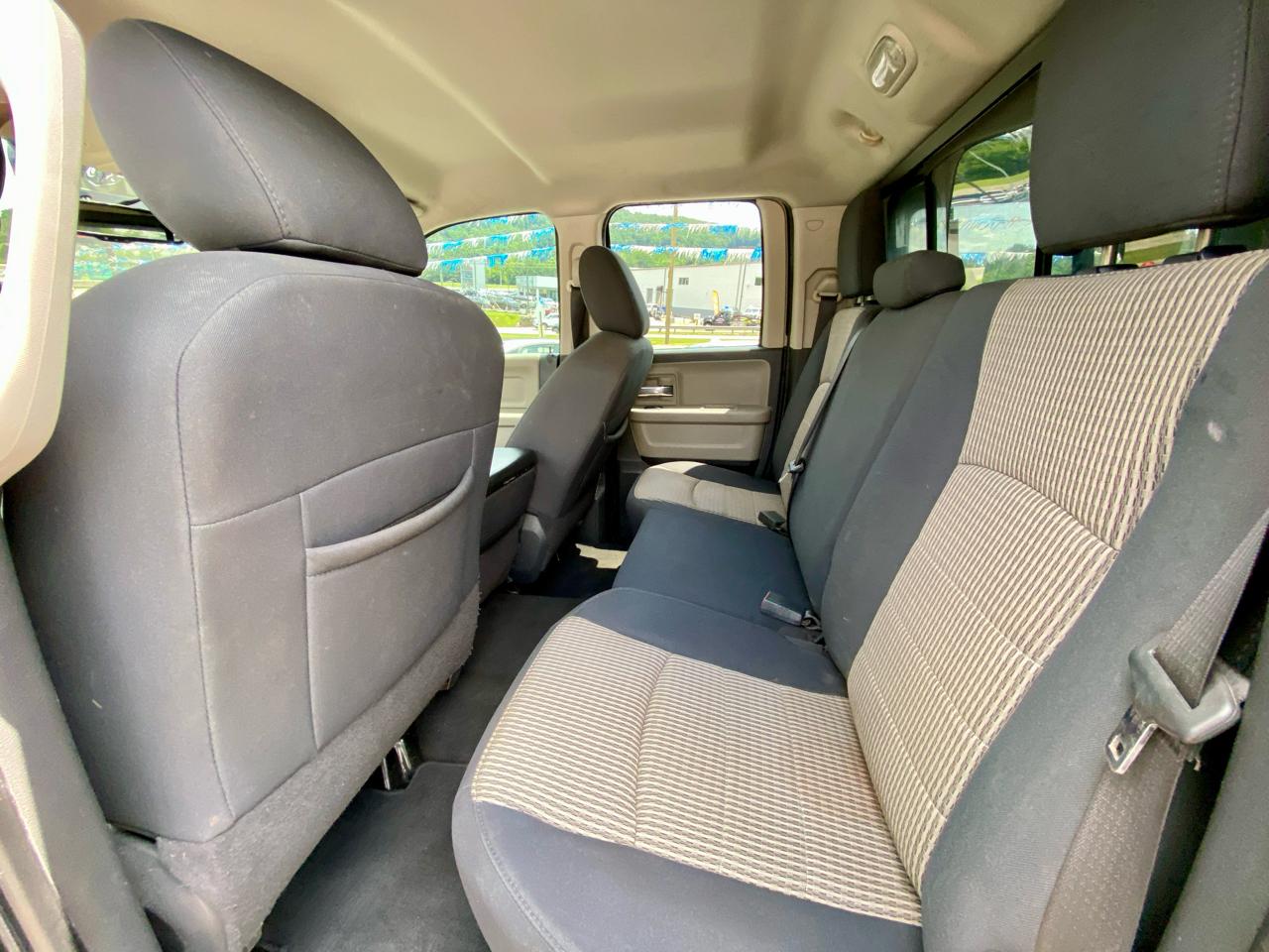 RAM 1500 4WD Quad Cab 140.5" Big Horn 2011