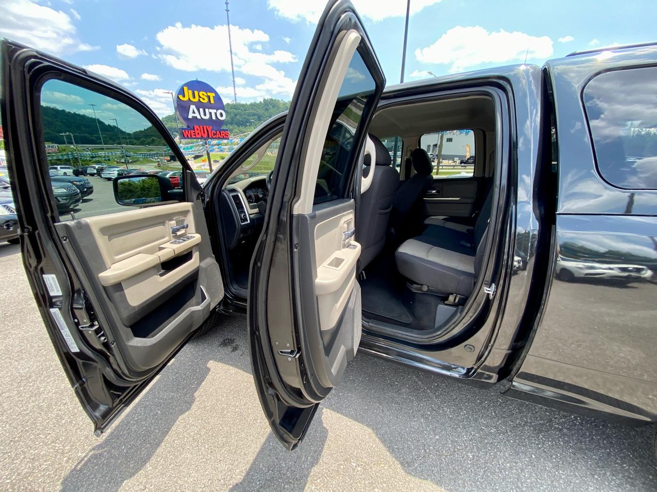 RAM 1500 4WD Quad Cab 140.5" Big Horn 2011