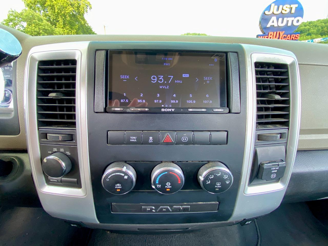 RAM 1500 4WD Quad Cab 140.5" Big Horn 2011