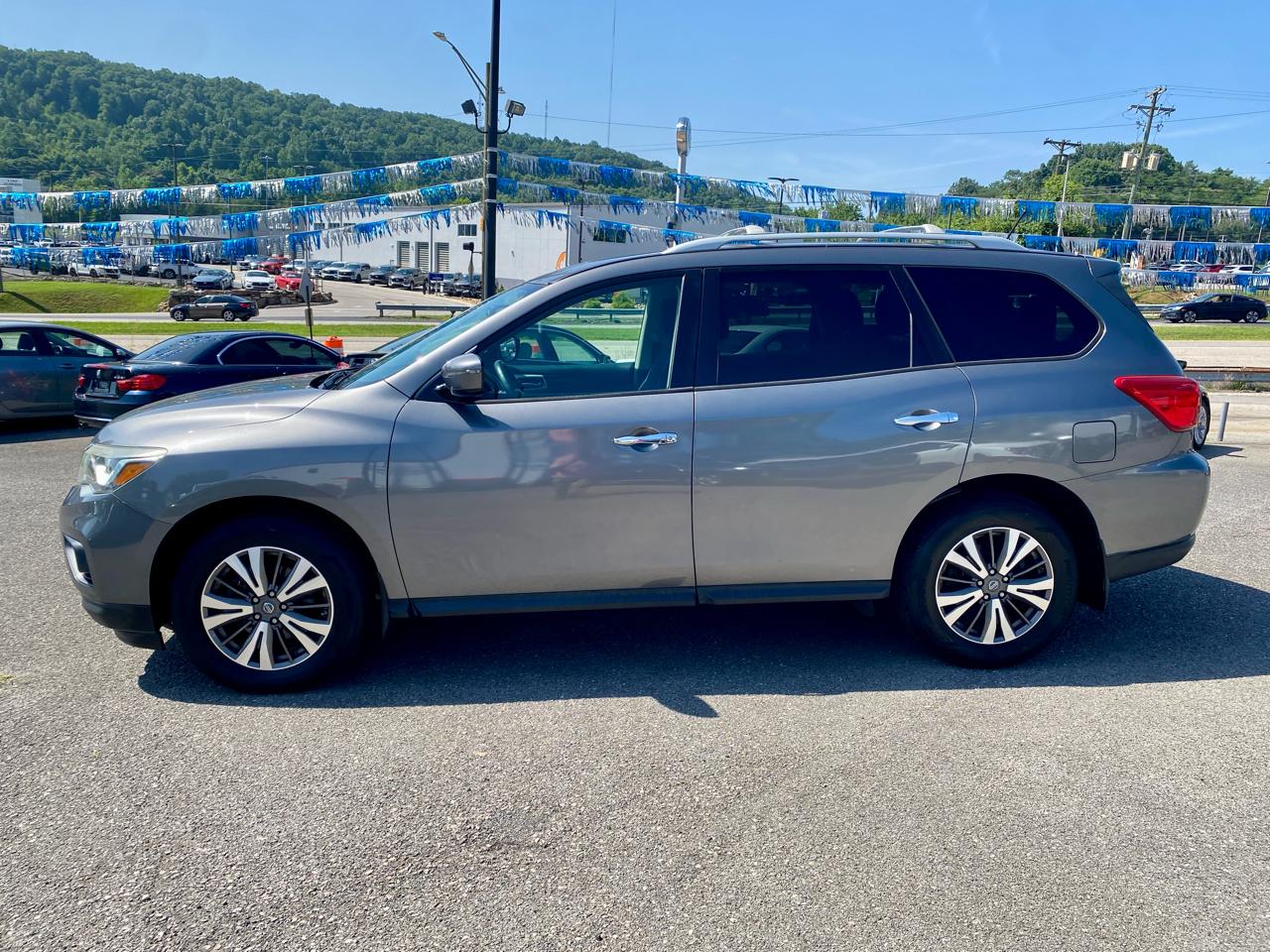 Nissan Pathfinder 4x4 SV 2017