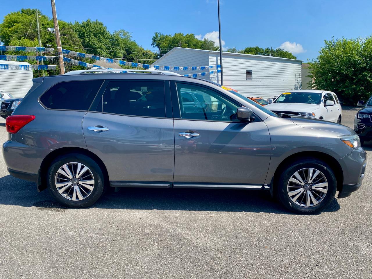 Nissan Pathfinder 4x4 SV 2017