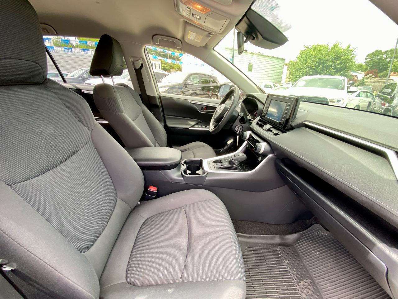 Toyota RAV4 LE AWD (Natl) 2019