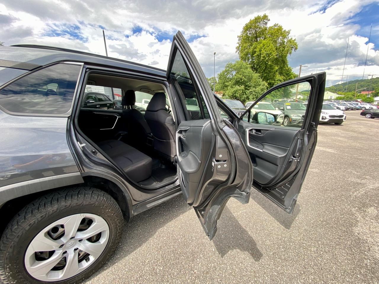 Toyota RAV4 LE AWD (Natl) 2019