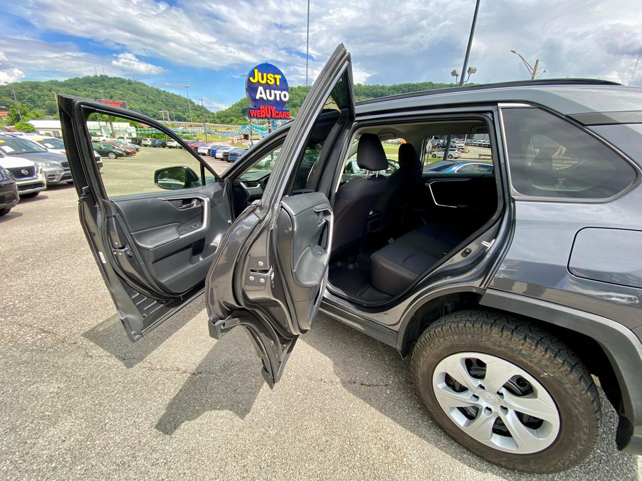 Toyota RAV4 LE AWD (Natl) 2019