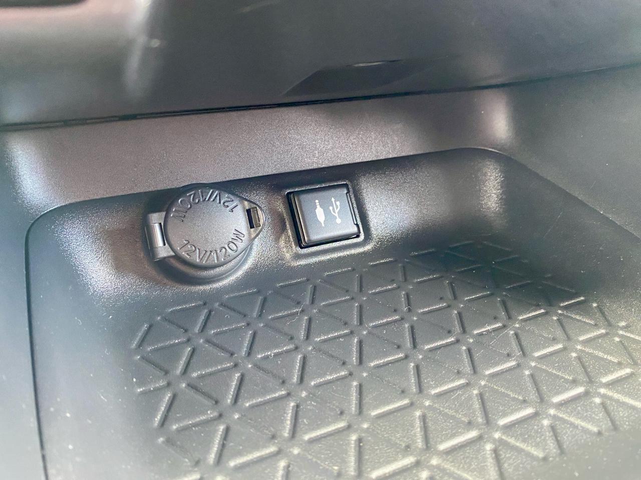 Toyota RAV4 LE AWD (Natl) 2019