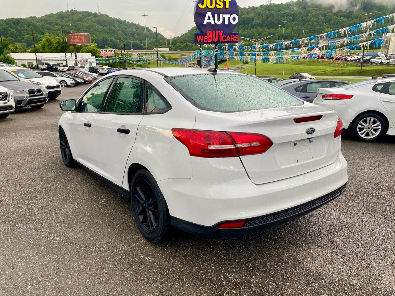 Ford Focus 4dr Sdn S 2015