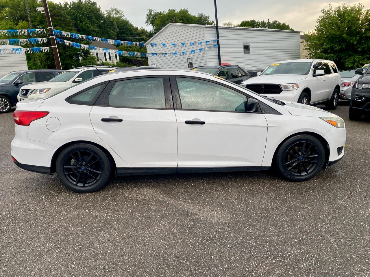Ford Focus 4dr Sdn S 2015