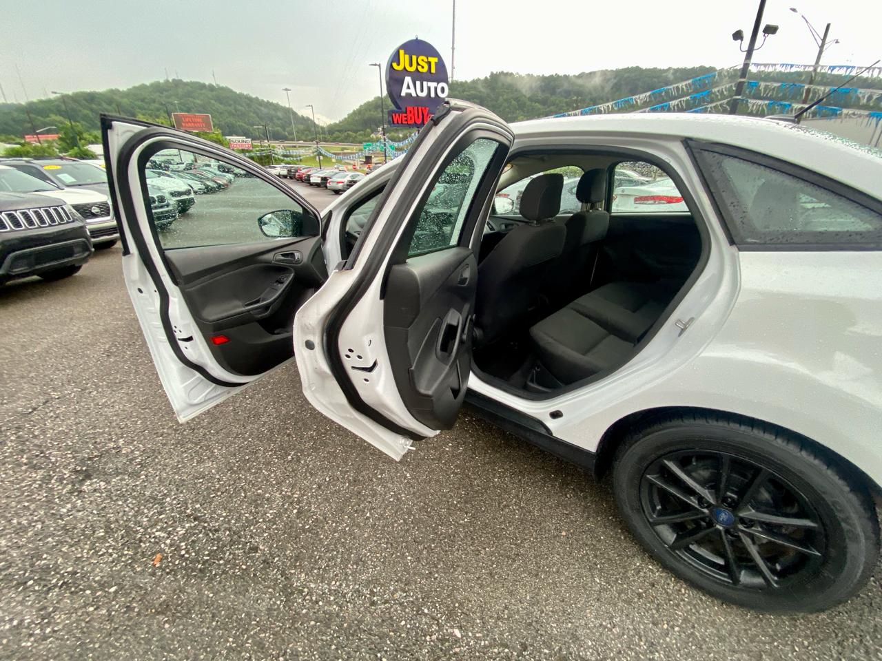 Ford Focus 4dr Sdn S 2015