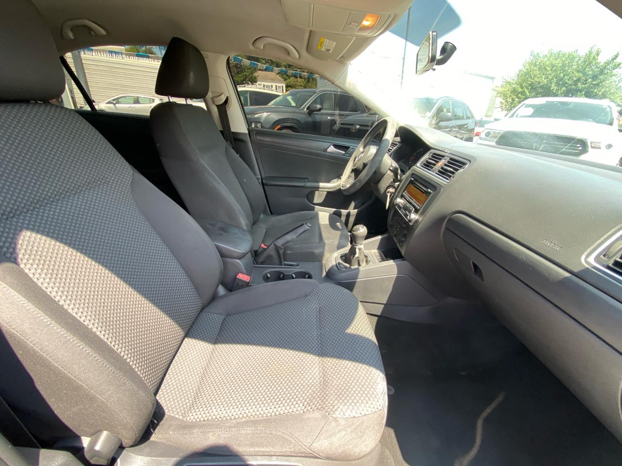Volkswagen Jetta Sedan 4dr Man S w/Sunroof 2013