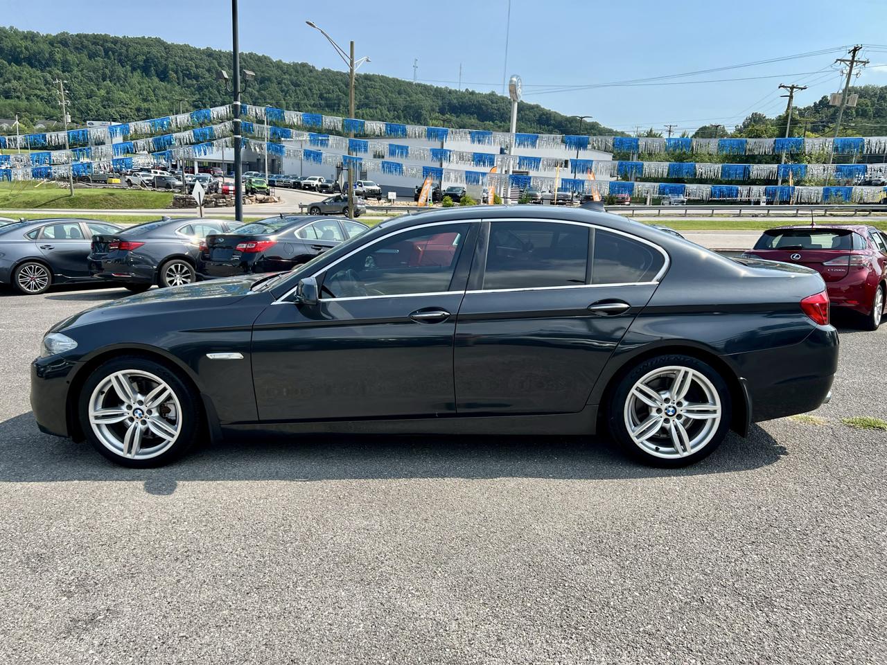 BMW 5 Series 4dr Sdn 528i RWD 2011