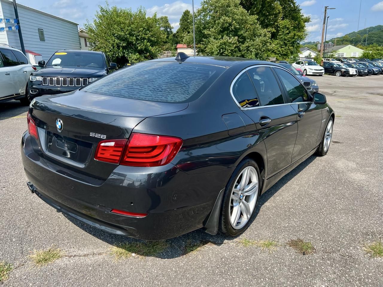BMW 5 Series 4dr Sdn 528i RWD 2011