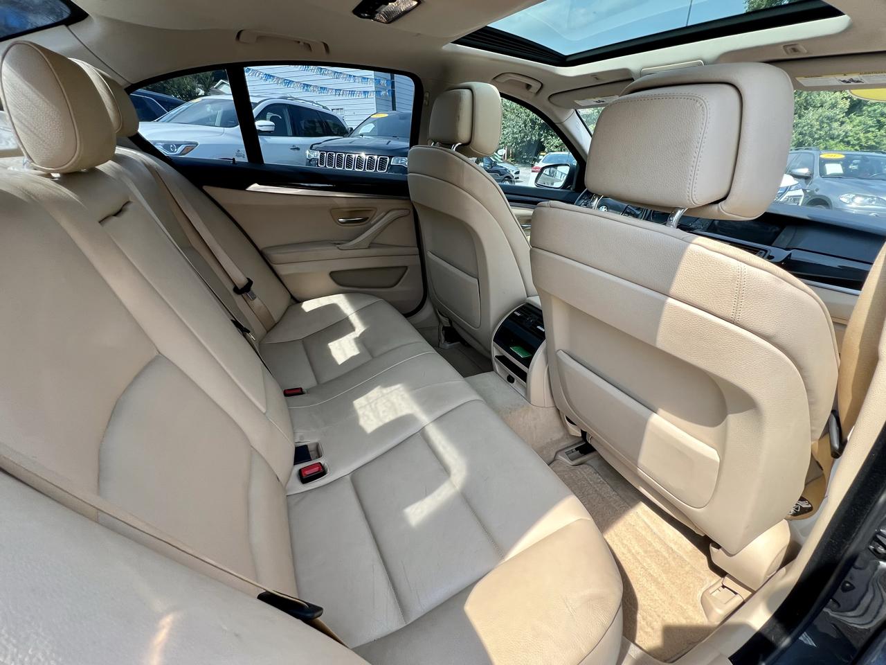 BMW 5 Series 4dr Sdn 528i RWD 2011