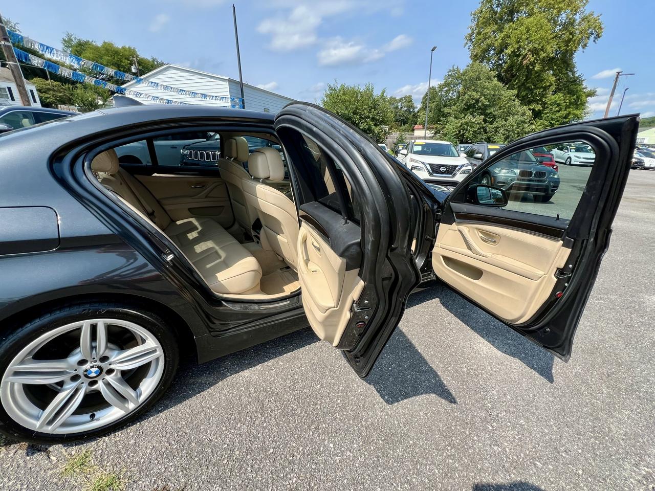 BMW 5 Series 4dr Sdn 528i RWD 2011
