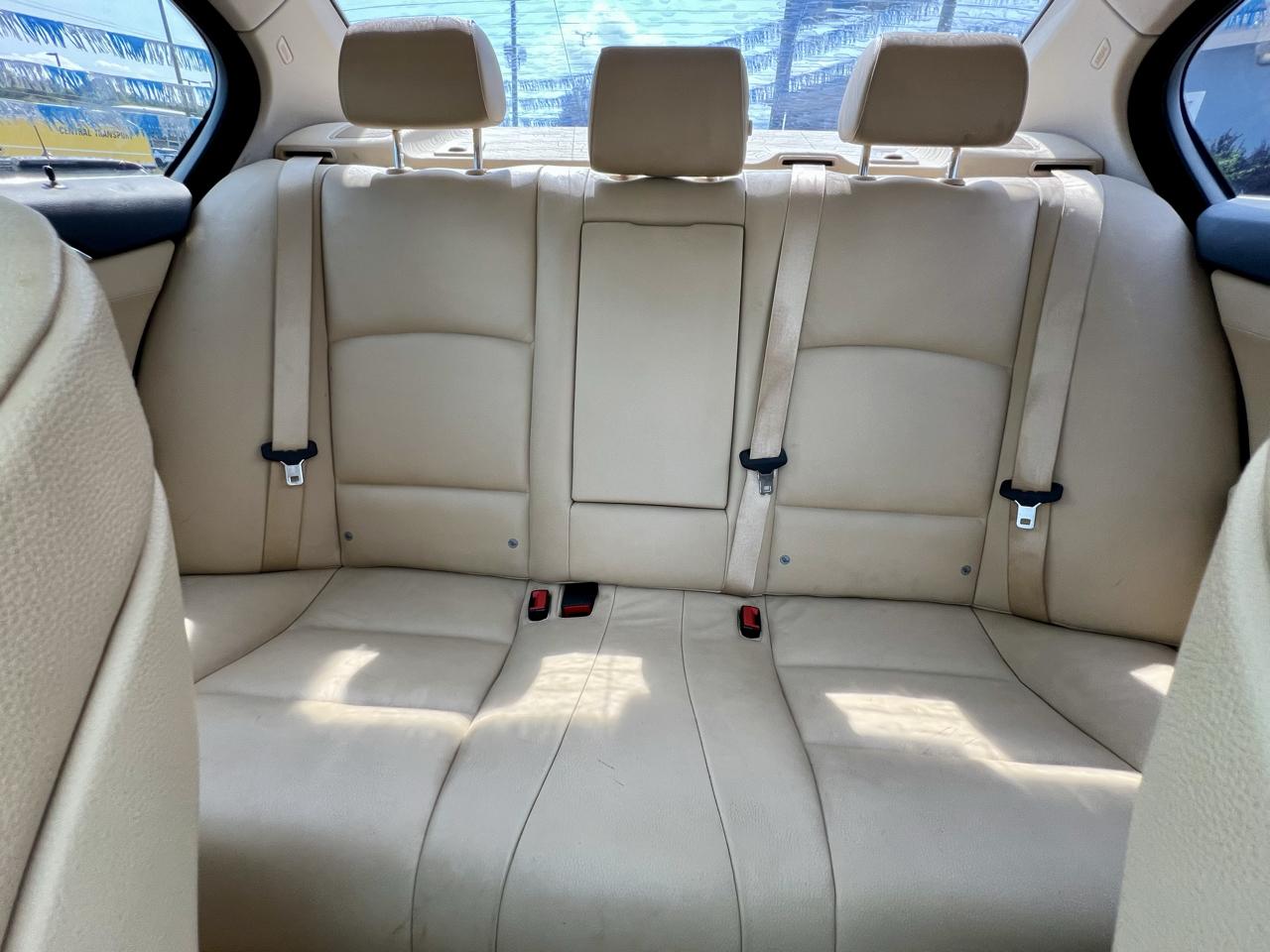 BMW 5 Series 4dr Sdn 528i RWD 2011