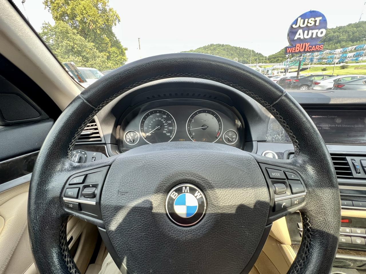 BMW 5 Series 4dr Sdn 528i RWD 2011